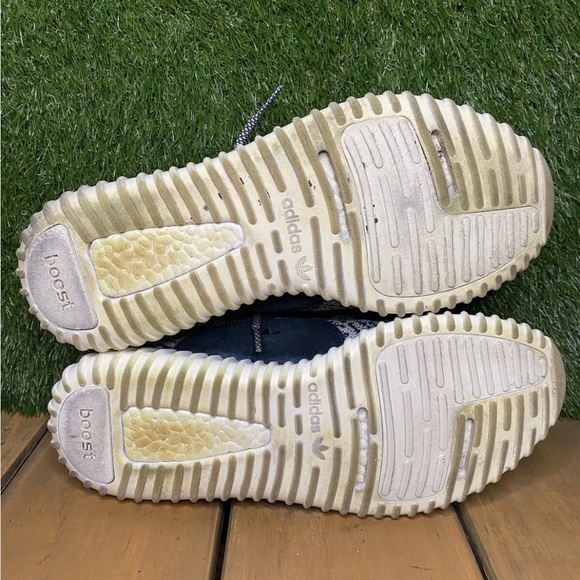 Used Yeezy 350 Turtle doves (2015). - Picture 7 of 9